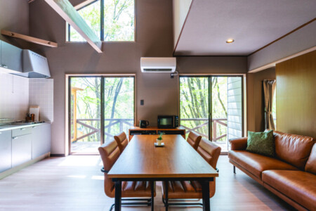 天井にシーリングファンがついています。